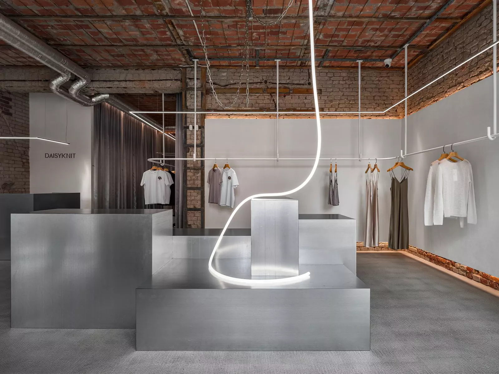 Историческая кирпичная кладка и строгость стали в интерьере калининградского шоурума — проект Дарьи Белецкой