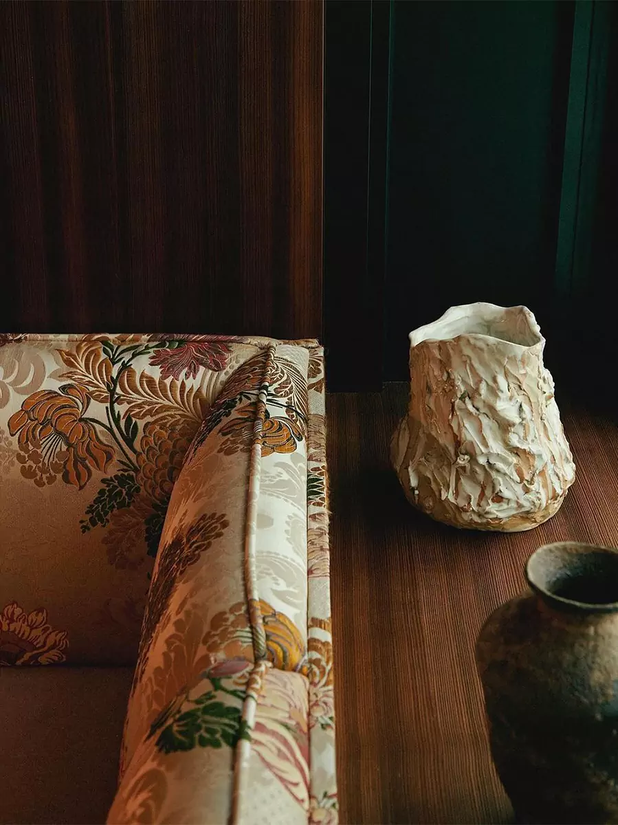 Растительные принты, теплая древесина и оммажи Азии в интерьере парижского отеля — проект Лауры Гонсалес