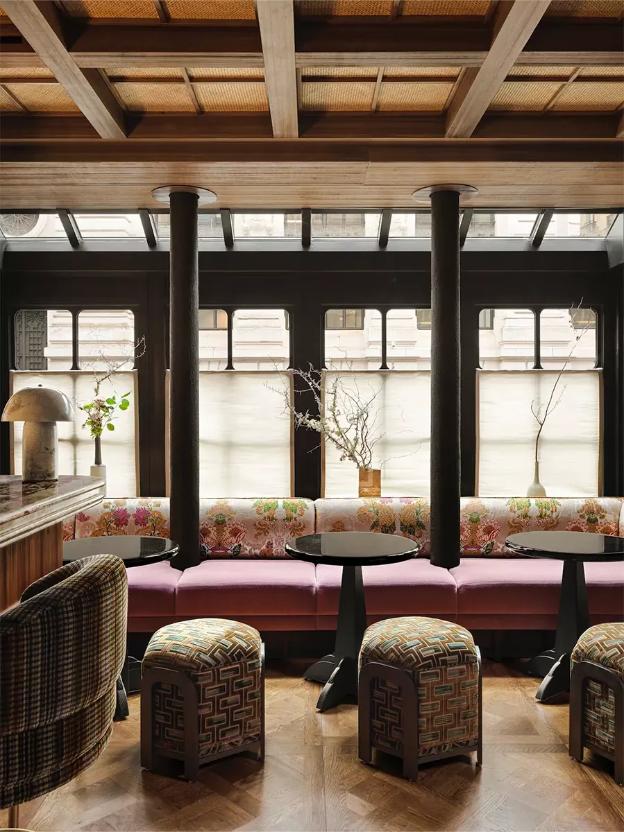 Растительные принты, теплая древесина и оммажи Азии в интерьере парижского отеля — проект Лауры Гонсалес