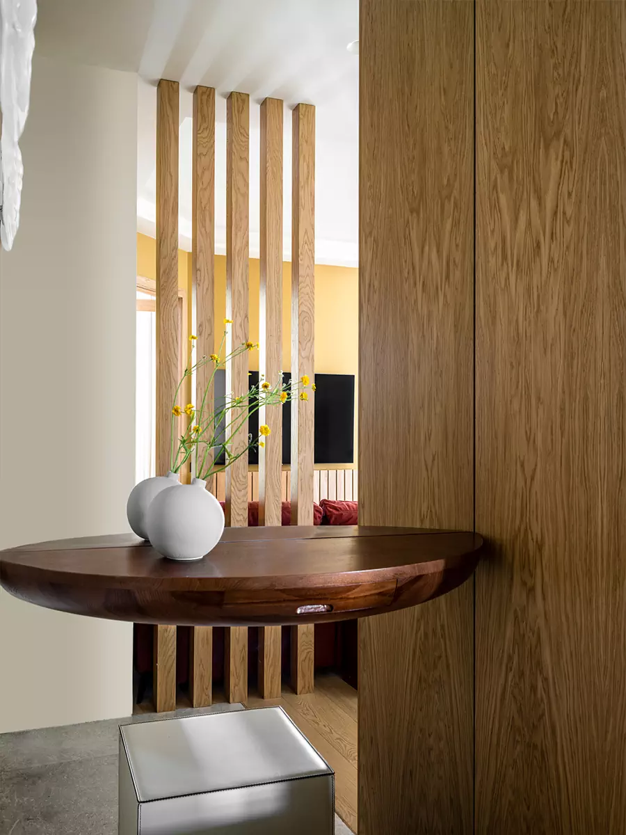 Необычные ковры и отсылки к алтайской природе в интерьере квартиры для яркой девушки — проект бюро AND design