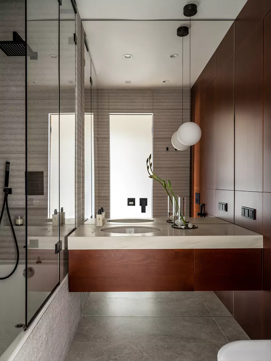 Необычные ковры и отсылки к алтайской природе в интерьере квартиры для яркой девушки — проект бюро AND design