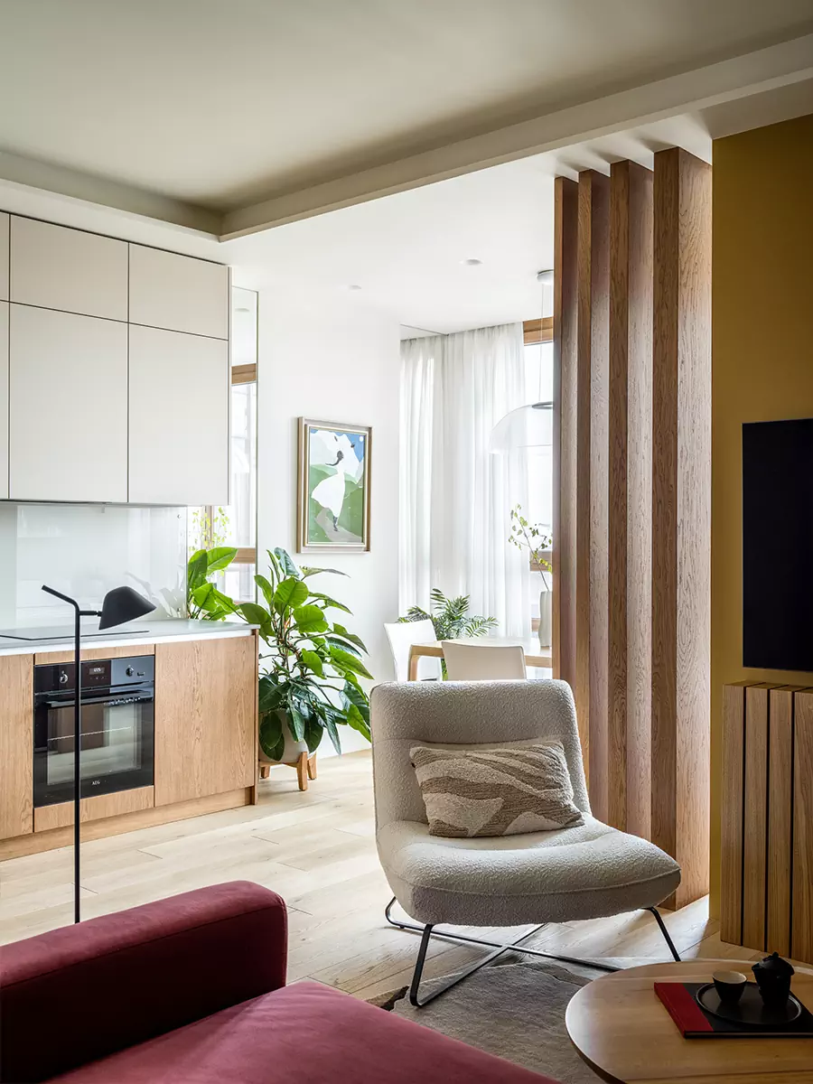 Необычные ковры и отсылки к алтайской природе в интерьере квартиры для яркой девушки — проект бюро AND design