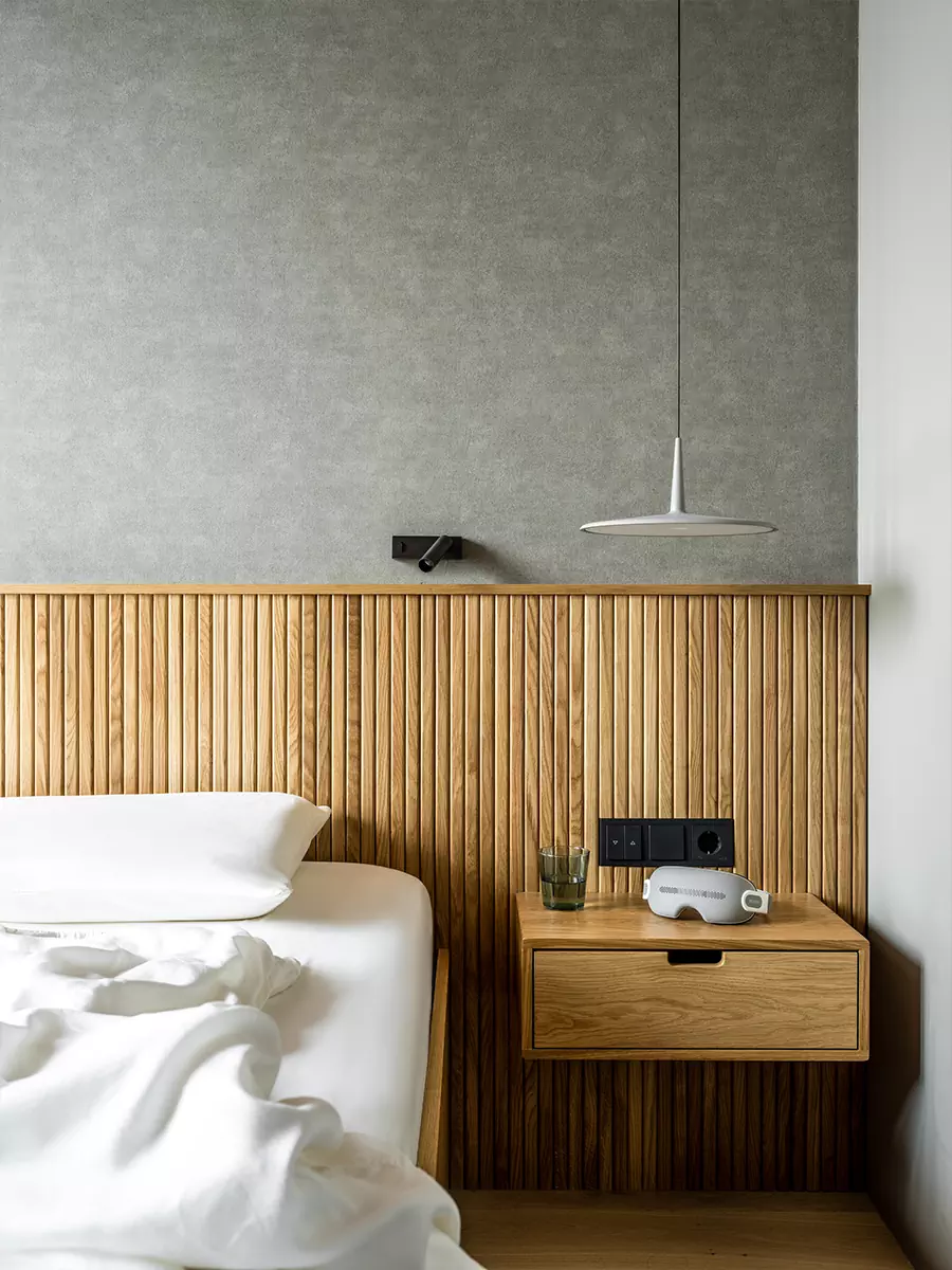 Необычные ковры и отсылки к алтайской природе в интерьере квартиры для яркой девушки — проект бюро AND design