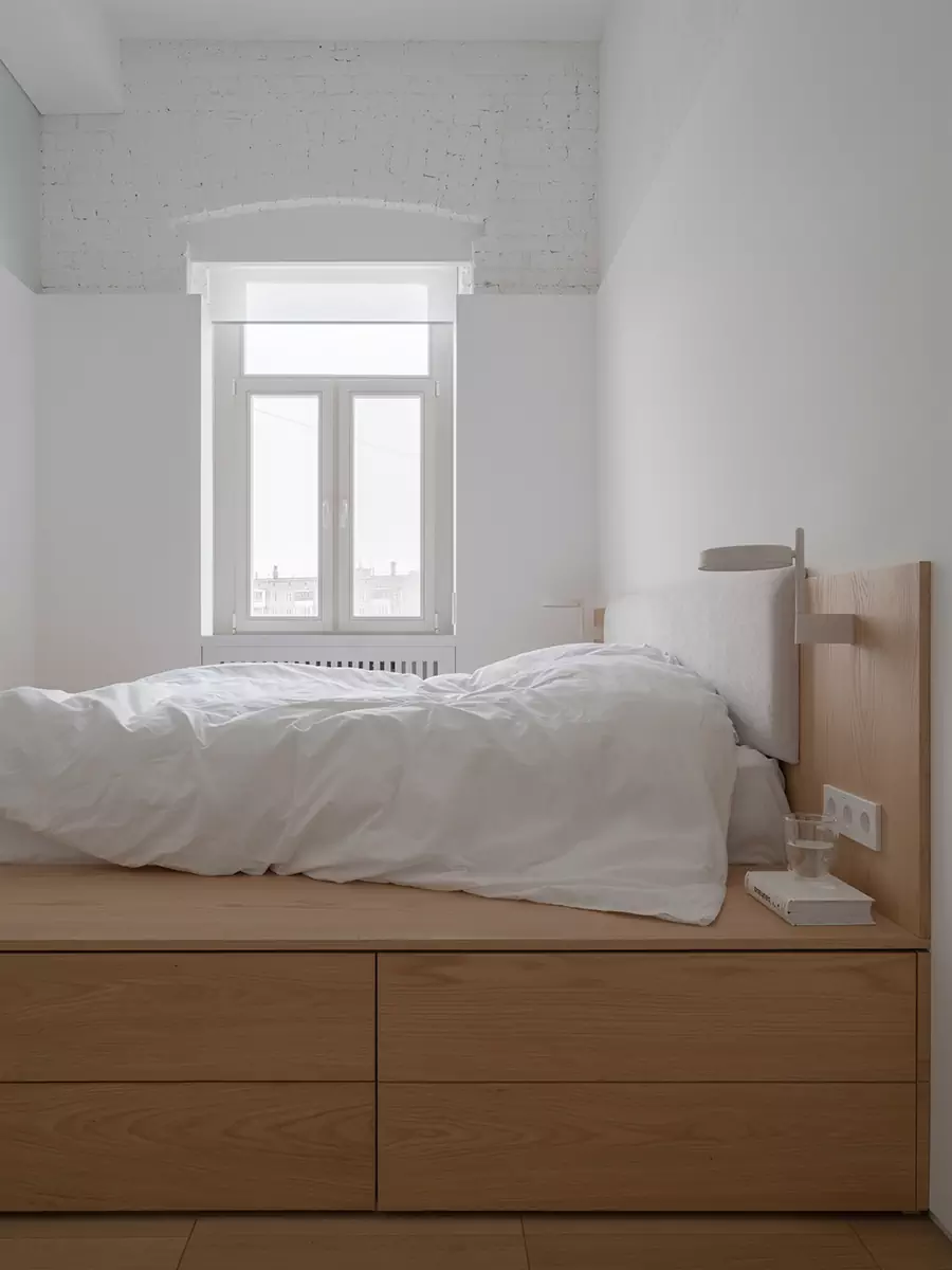 Скульптурный объем ванной комнаты в аскетичном интерьере исторической квартиры — проект бюро .dpt