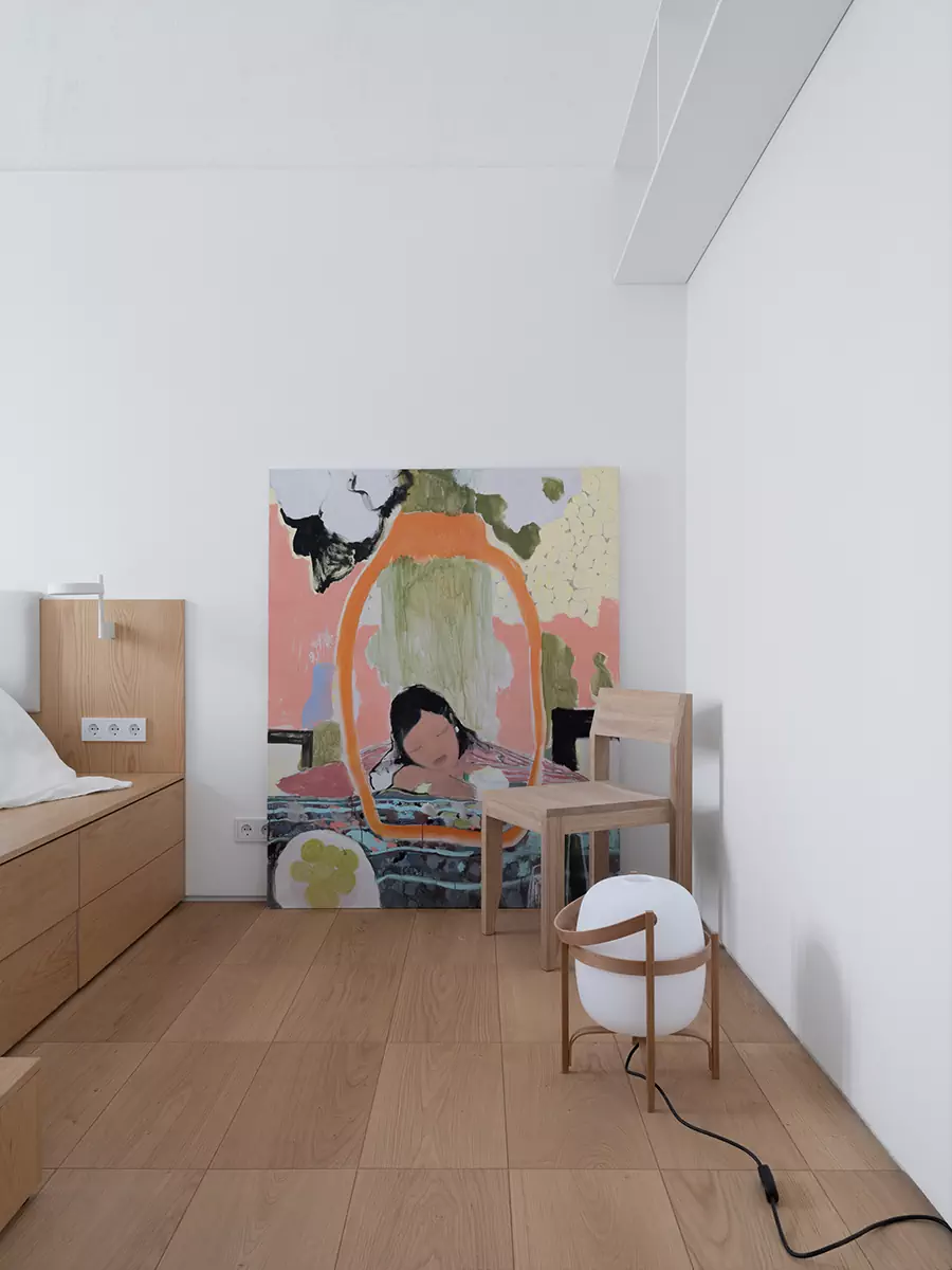 Скульптурный объем ванной комнаты в аскетичном интерьере исторической квартиры — проект бюро .dpt