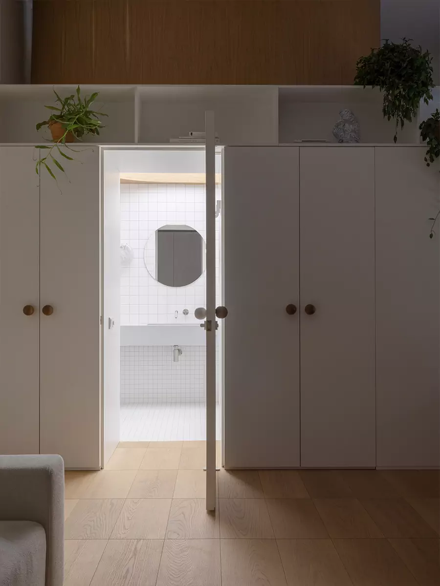 Скульптурный объем ванной комнаты в аскетичном интерьере исторической квартиры — проект бюро .dpt