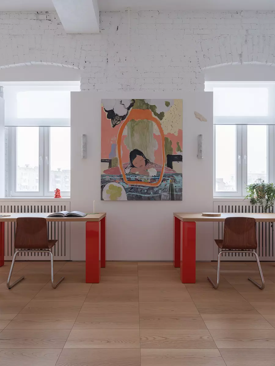 Скульптурный объем ванной комнаты в аскетичном интерьере исторической квартиры — проект бюро .dpt