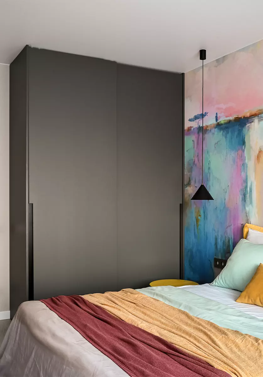 Красочная роспись мастер-спальни в сдержанном интерьере минской квартиры — проект Миланы Колодник