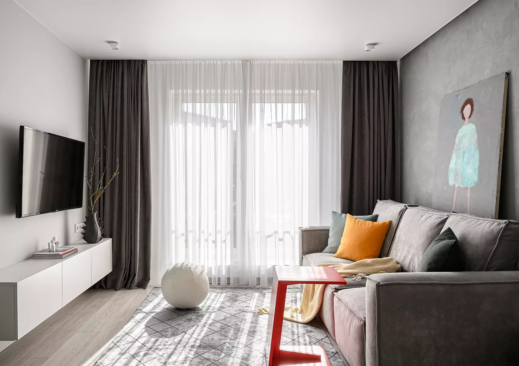 Красочная роспись мастер-спальни в сдержанном интерьере минской квартиры — проект Миланы Колодник