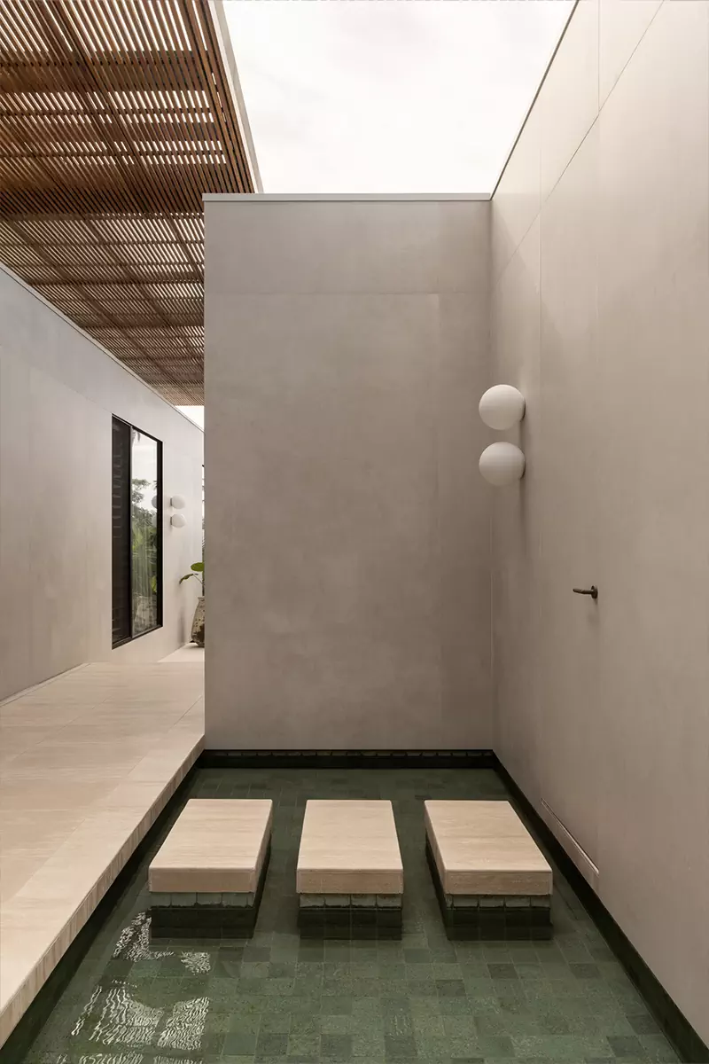 Красочная роспись мастер-спальни в сдержанном интерьере минской квартиры — проект Миланы Колодник