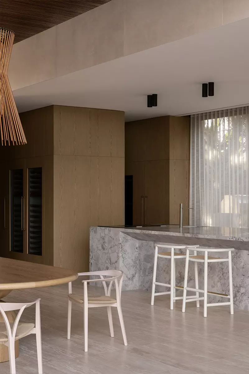 Красочная роспись мастер-спальни в сдержанном интерьере минской квартиры — проект Миланы Колодник