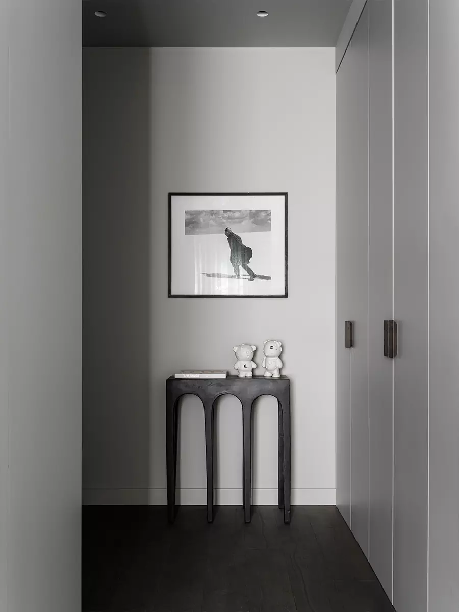 Брутальность, утонченность и современное искусство в интерьере квартиры для молодой девушки — проект Андрея Агамирова