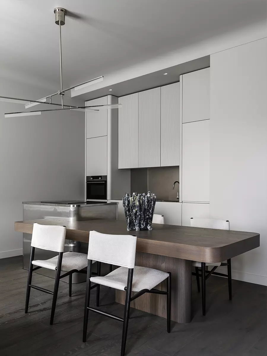 Брутальность, утонченность и современное искусство в интерьере квартиры для молодой девушки — проект Андрея Агамирова