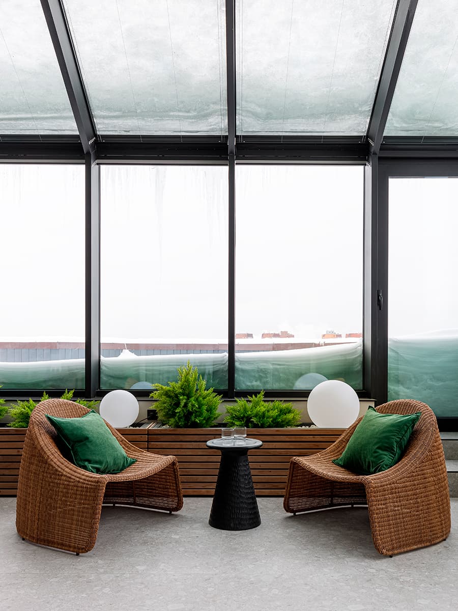 Стильный монохром и акценты из искусственного камня в интерьере квартиры с зимним садом — проект Анны Шаповаловой