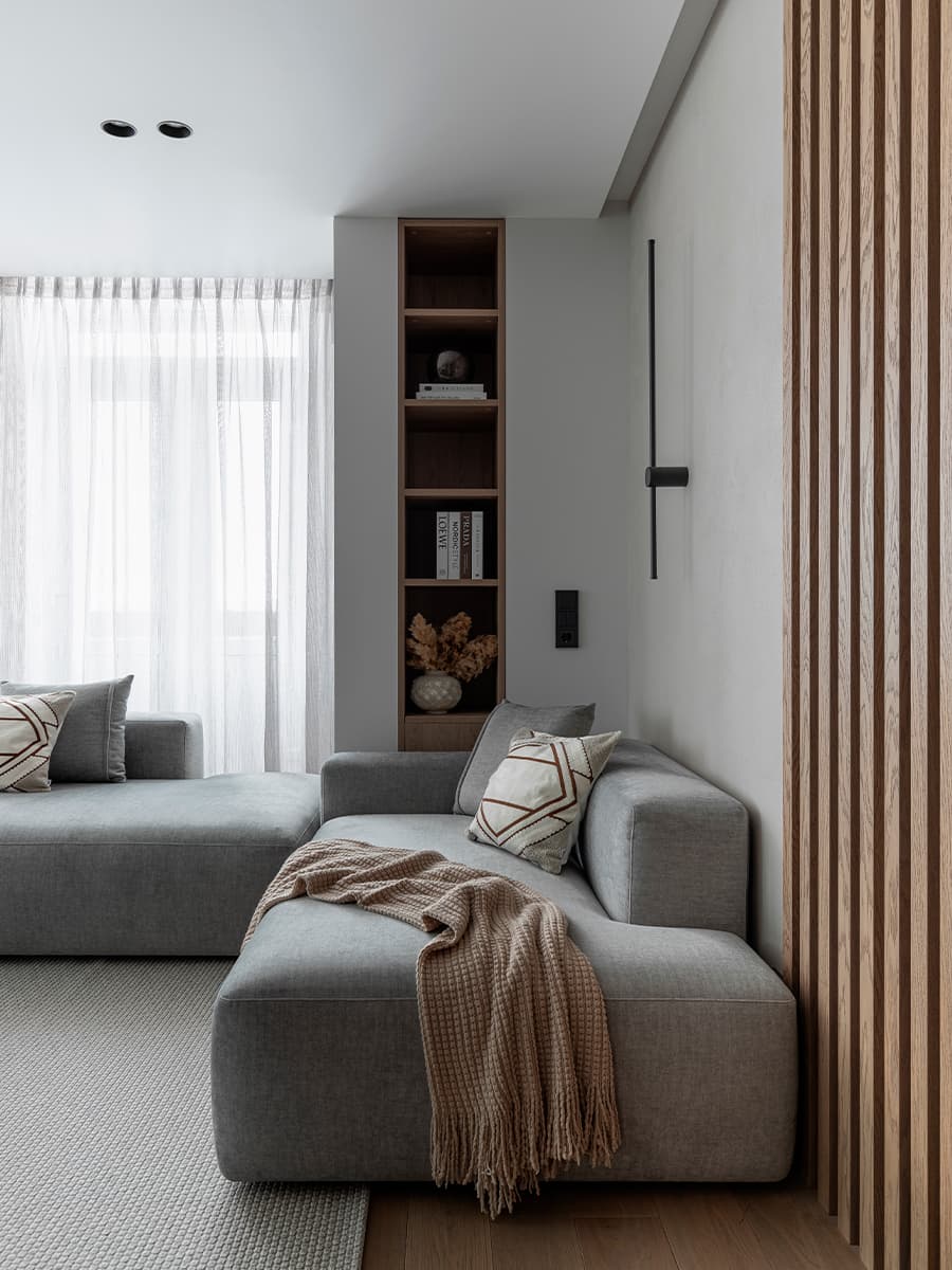 Стильный монохром и акценты из искусственного камня в интерьере квартиры с зимним садом — проект Анны Шаповаловой