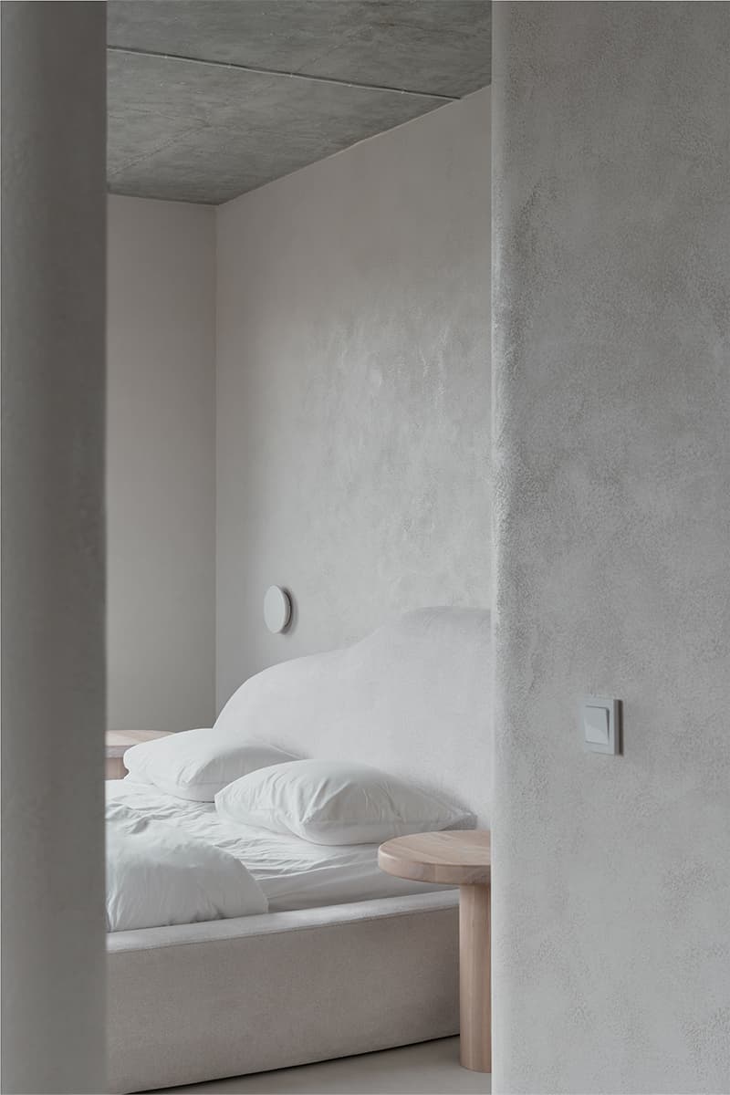 Ритмичные пилоны, зеркала и предметы собственного производства в интерьере екатеринбургской квартиры – проект студии А77