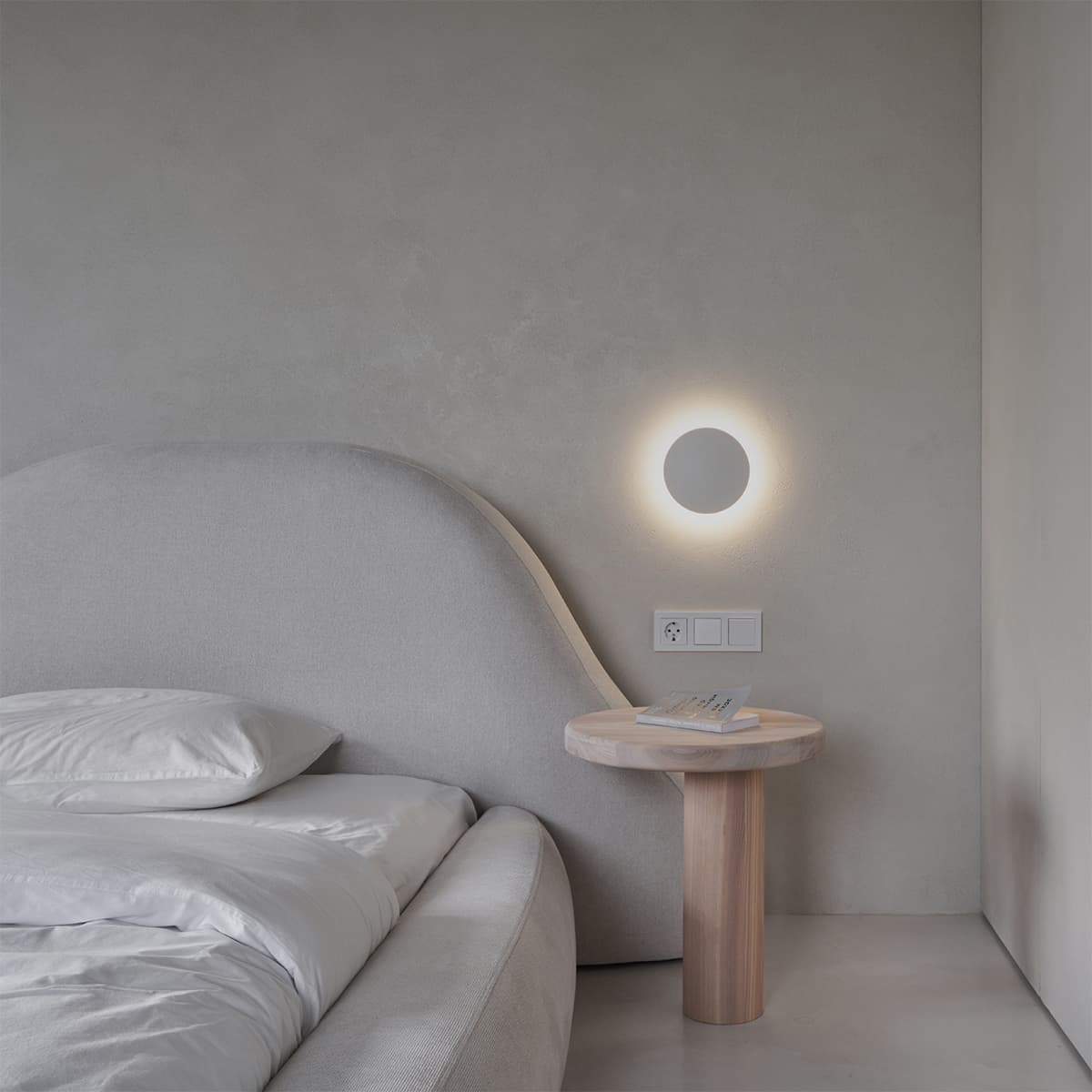 Ритмичные пилоны, зеркала и предметы собственного производства в интерьере екатеринбургской квартиры – проект студии А77