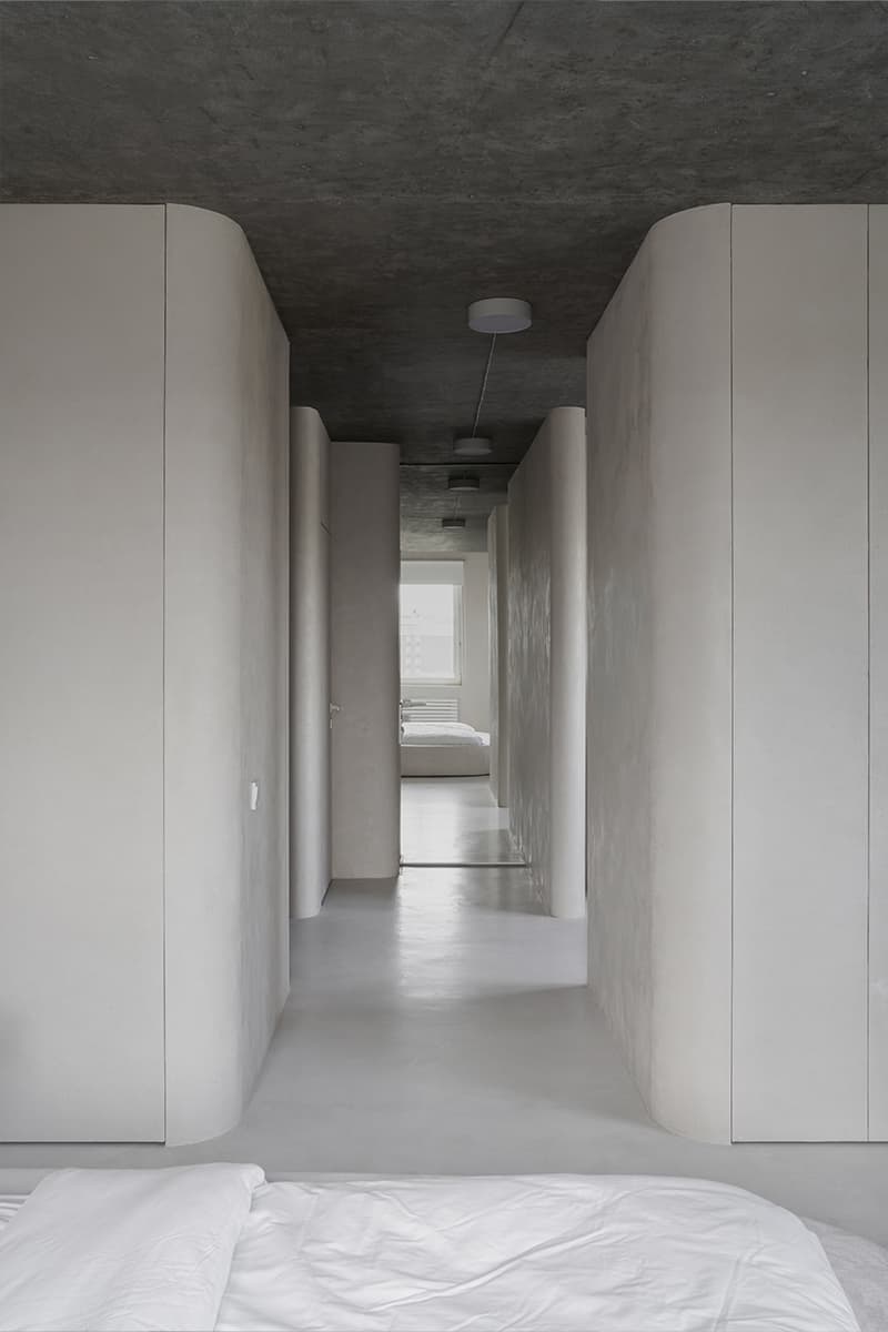 Ритмичные пилоны, зеркала и предметы собственного производства в интерьере екатеринбургской квартиры – проект студии А77