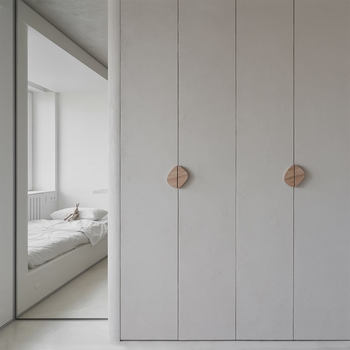 Ритмичные пилоны, зеркала и предметы собственного производства в интерьере екатеринбургской квартиры – проект студии А77