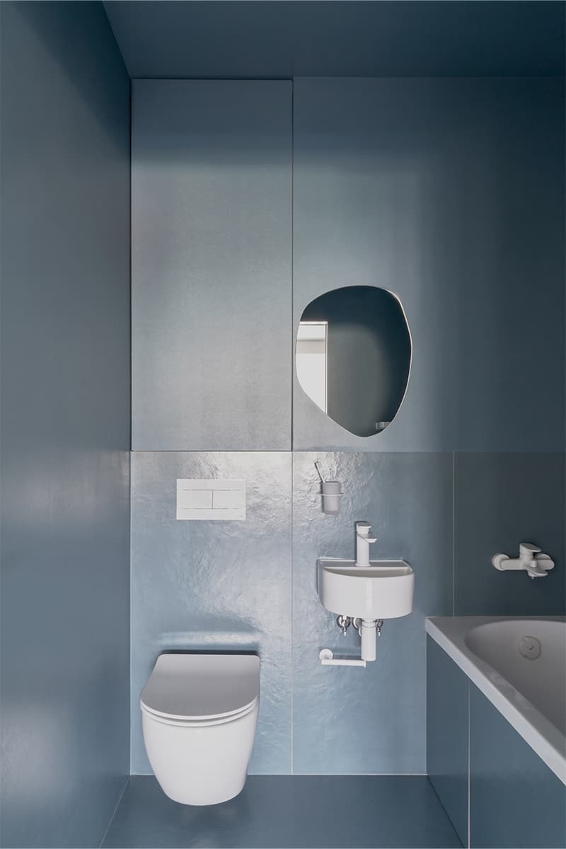 Ритмичные пилоны, зеркала и предметы собственного производства в интерьере екатеринбургской квартиры – проект студии А77