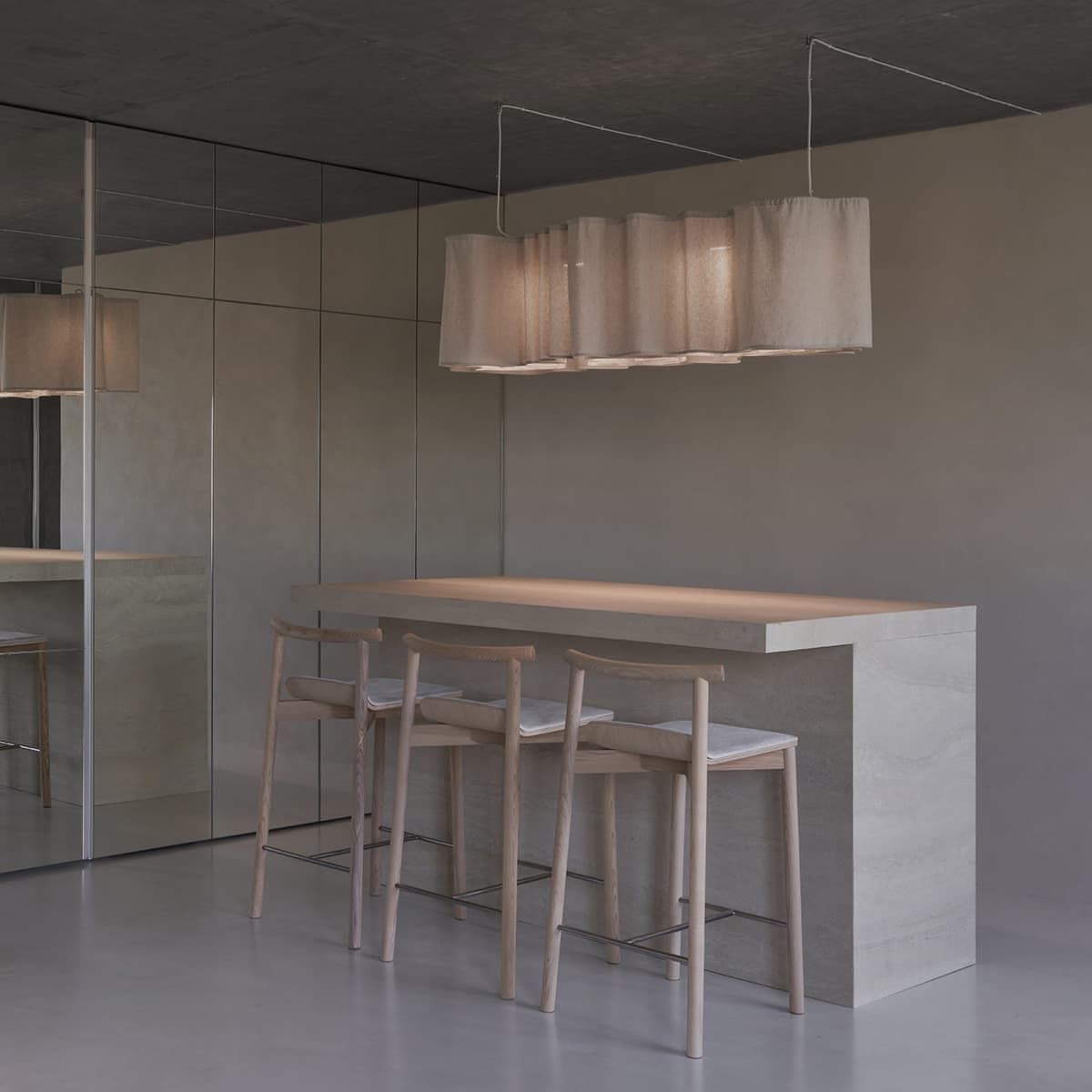 Ритмичные пилоны, зеркала и предметы собственного производства в интерьере екатеринбургской квартиры – проект студии А77