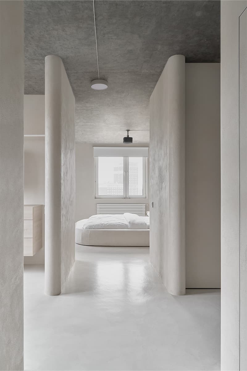 Ритмичные пилоны, зеркала и предметы собственного производства в интерьере екатеринбургской квартиры – проект студии А77