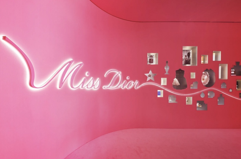 Студия OMA разработала сценографию выставки, посвященной аромату Miss Dior