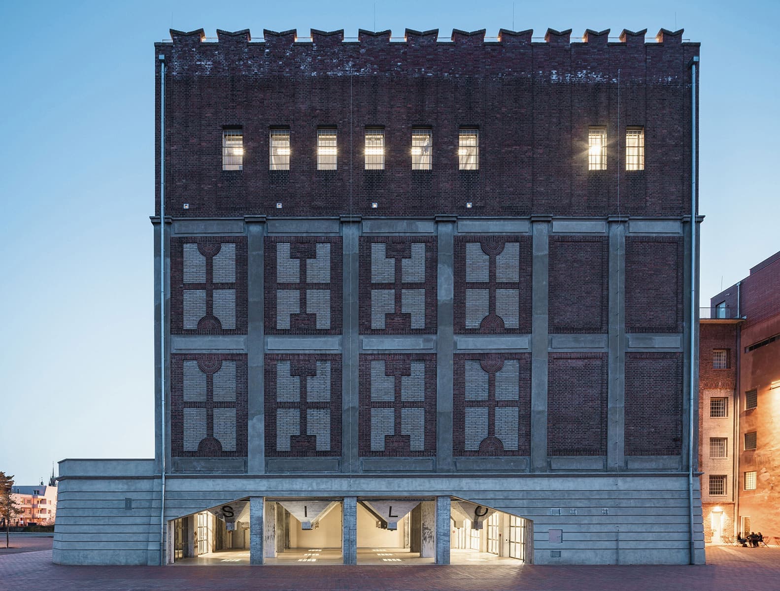 Реконструкция зернохранилища Automatic Mills по проекту Prokš Přikryl Architekti