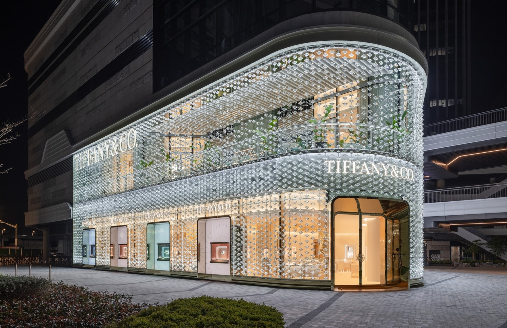 Студия MVRDV украсила фасад бутика Tiffany & Co. стеклянными бриллиантами