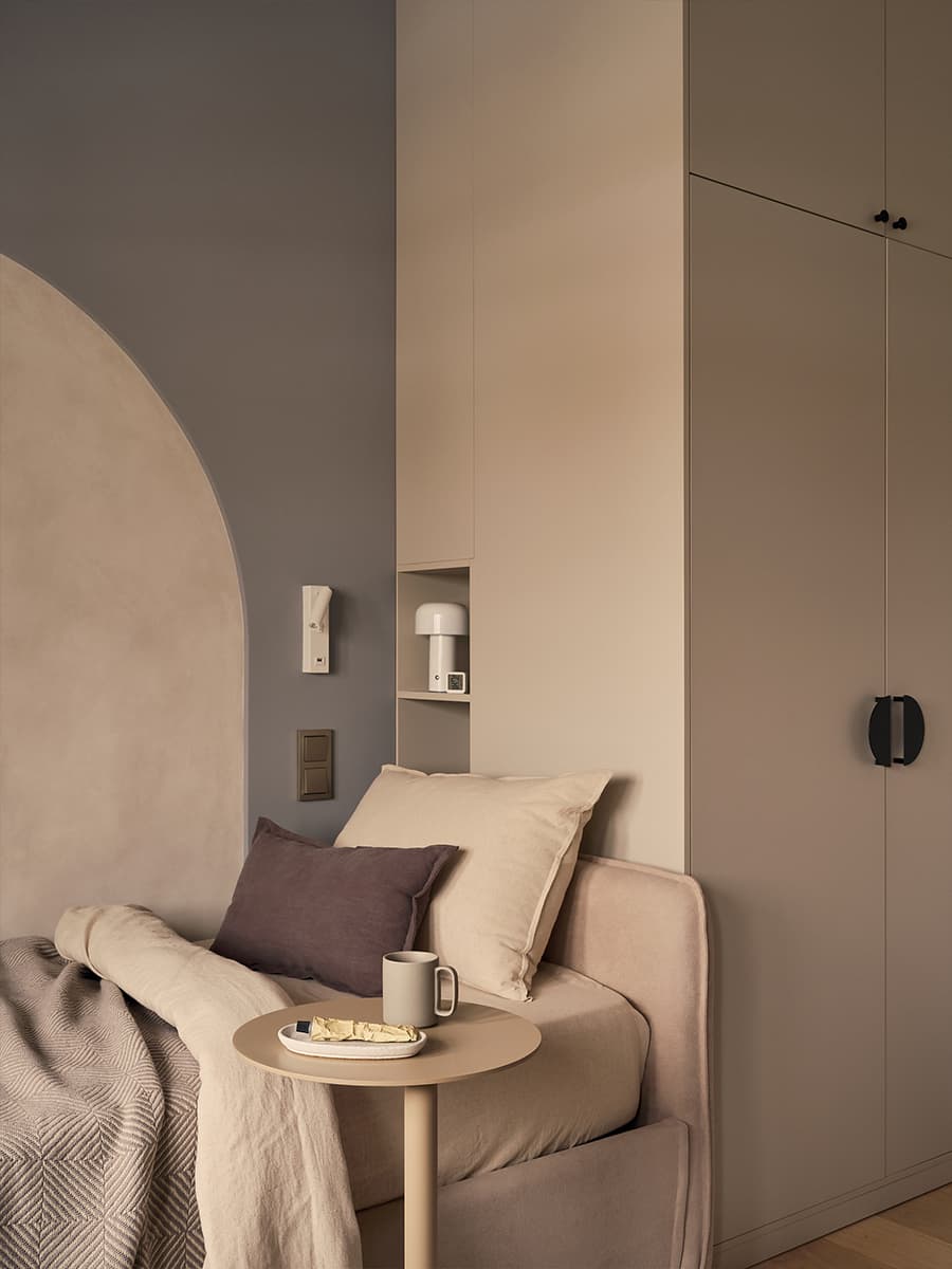 Мягкие краски и светлая древесина в интерьере квартиры с эффектными полками для декора — проект студии BRANCH