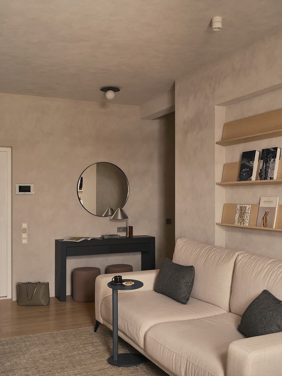 Мягкие краски и светлая древесина в интерьере квартиры с эффектными полками для декора — проект студии BRANCH