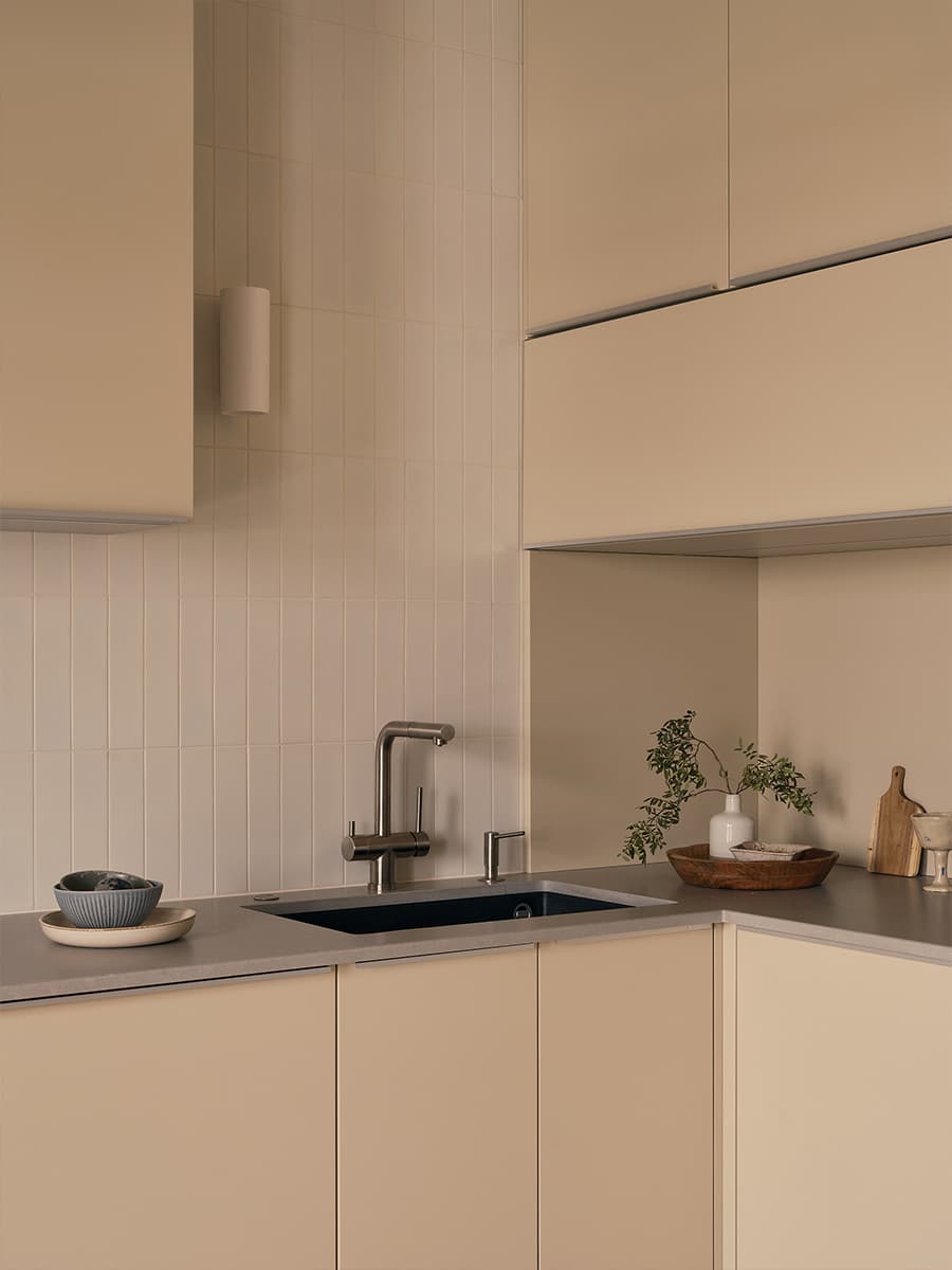 Мягкие краски и светлая древесина в интерьере квартиры с эффектными полками для декора — проект студии BRANCH