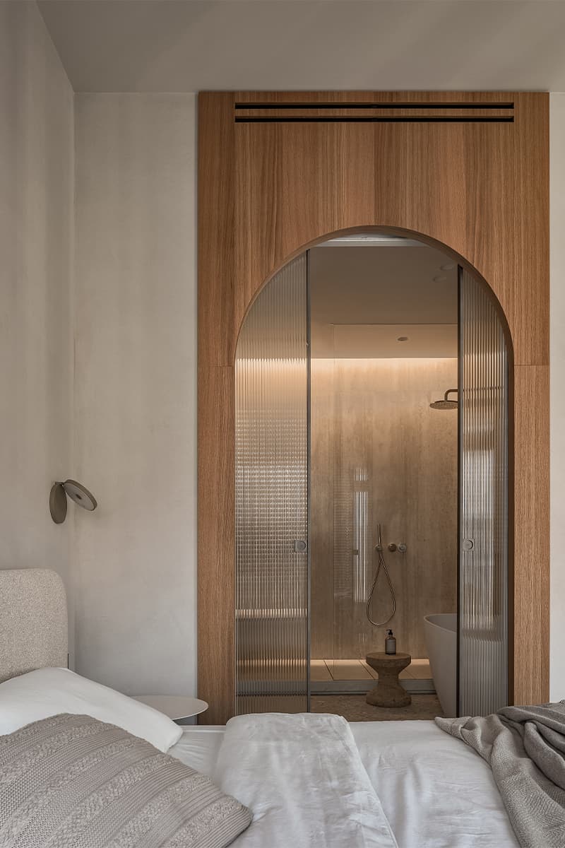 Мягкий и расслабленный интерьер уютной квартиры с тремя спальнями — проект студии ZeWorkroom