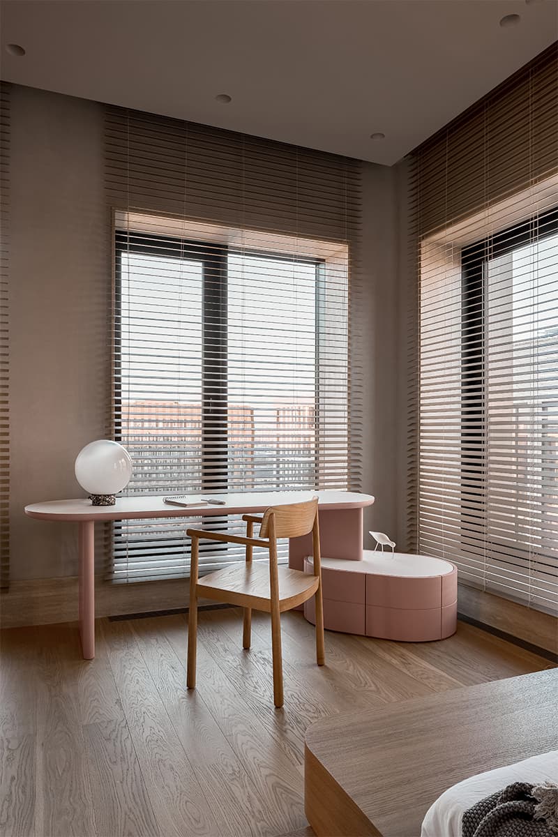 Мягкий и расслабленный интерьер уютной квартиры с тремя спальнями — проект студии ZeWorkroom