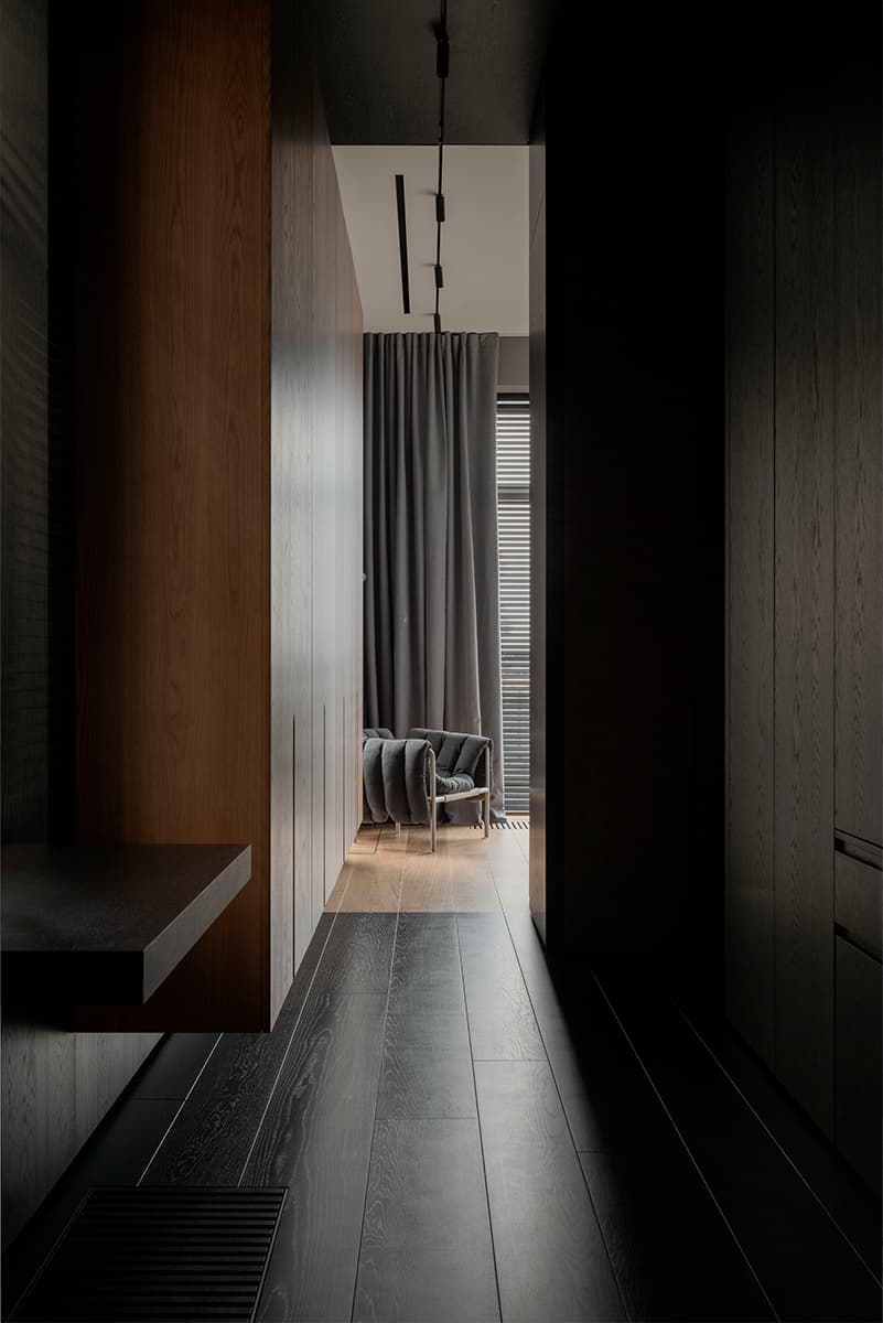 Интерьер просторной квартиры с террасой и кастомными объектами — проект DA Bureau