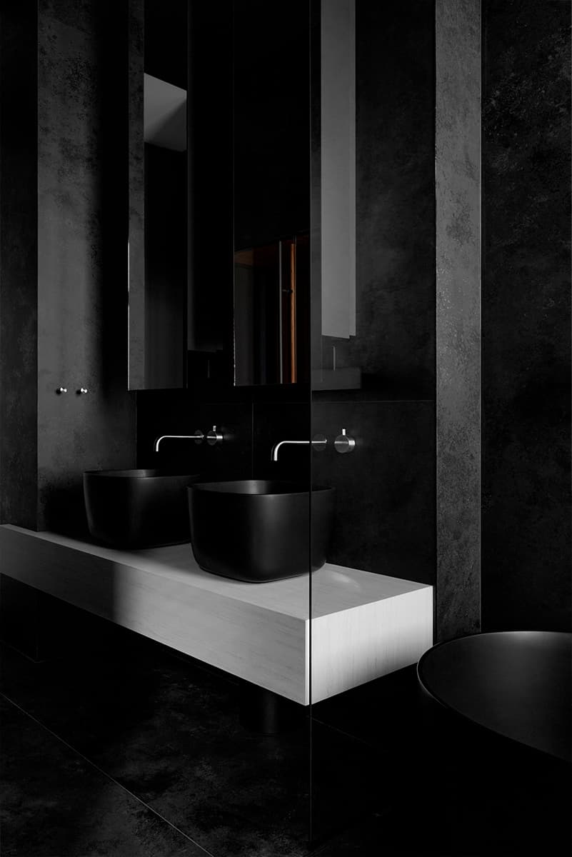 Интерьер просторной квартиры с террасой и кастомными объектами — проект DA Bureau