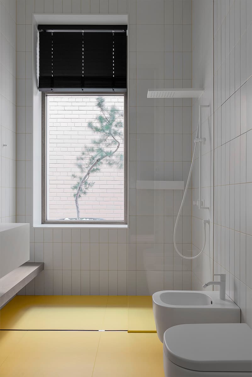 Интерьер просторной квартиры с террасой и кастомными объектами — проект DA Bureau