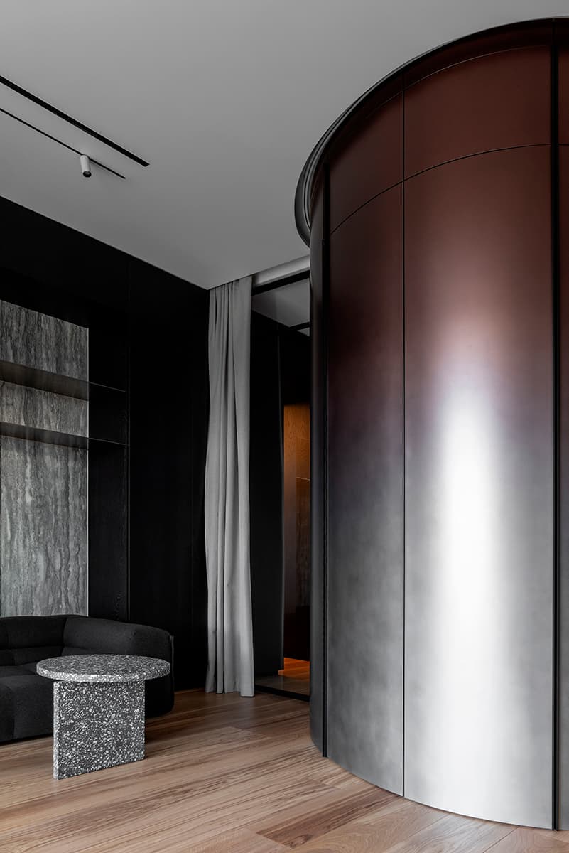 Интерьер просторной квартиры с террасой и кастомными объектами — проект DA Bureau