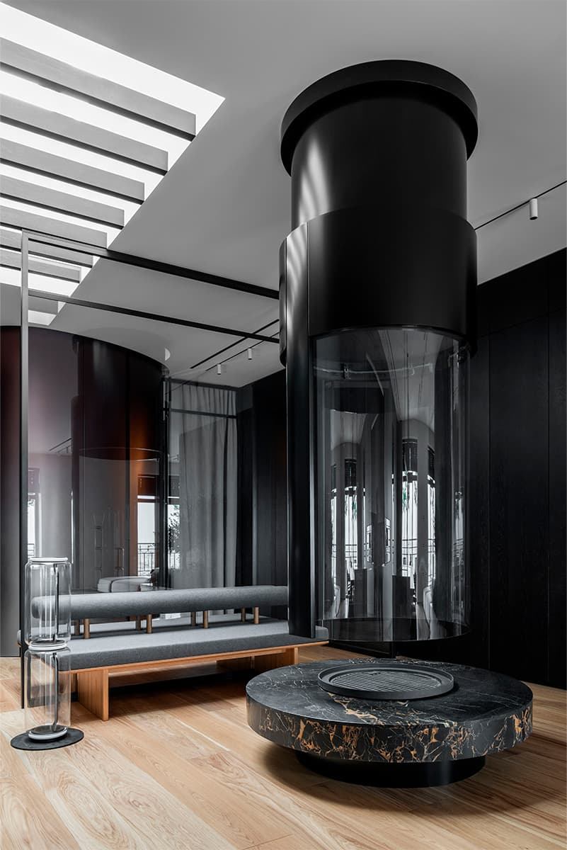 Интерьер просторной квартиры с террасой и кастомными объектами — проект DA Bureau