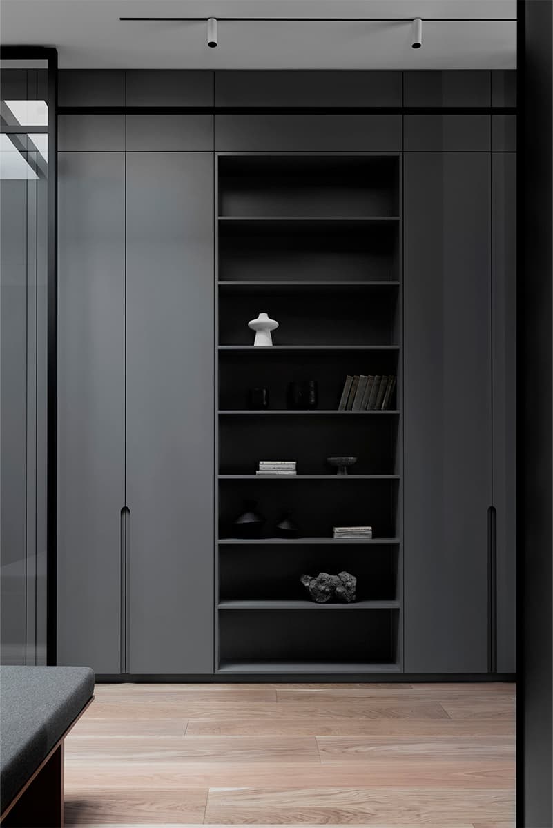 Интерьер просторной квартиры с террасой и кастомными объектами — проект DA Bureau