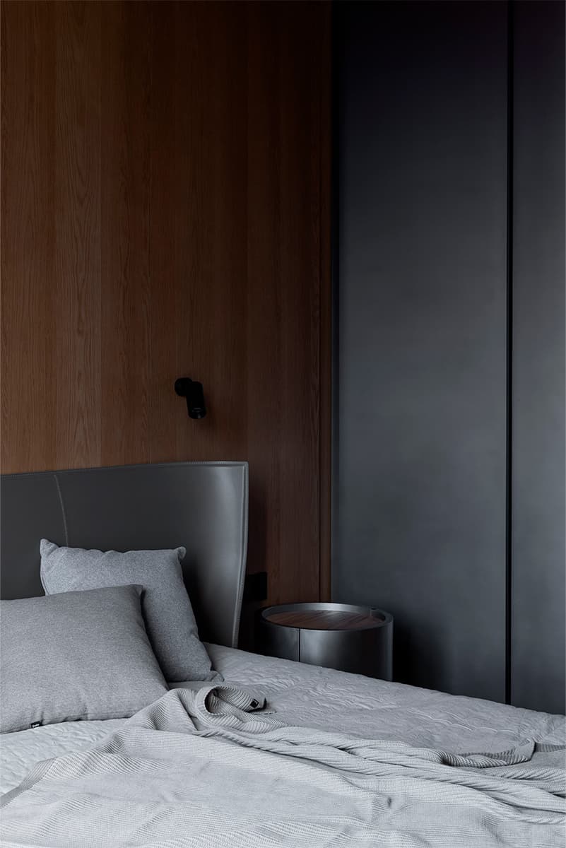 Интерьер просторной квартиры с террасой и кастомными объектами — проект DA Bureau