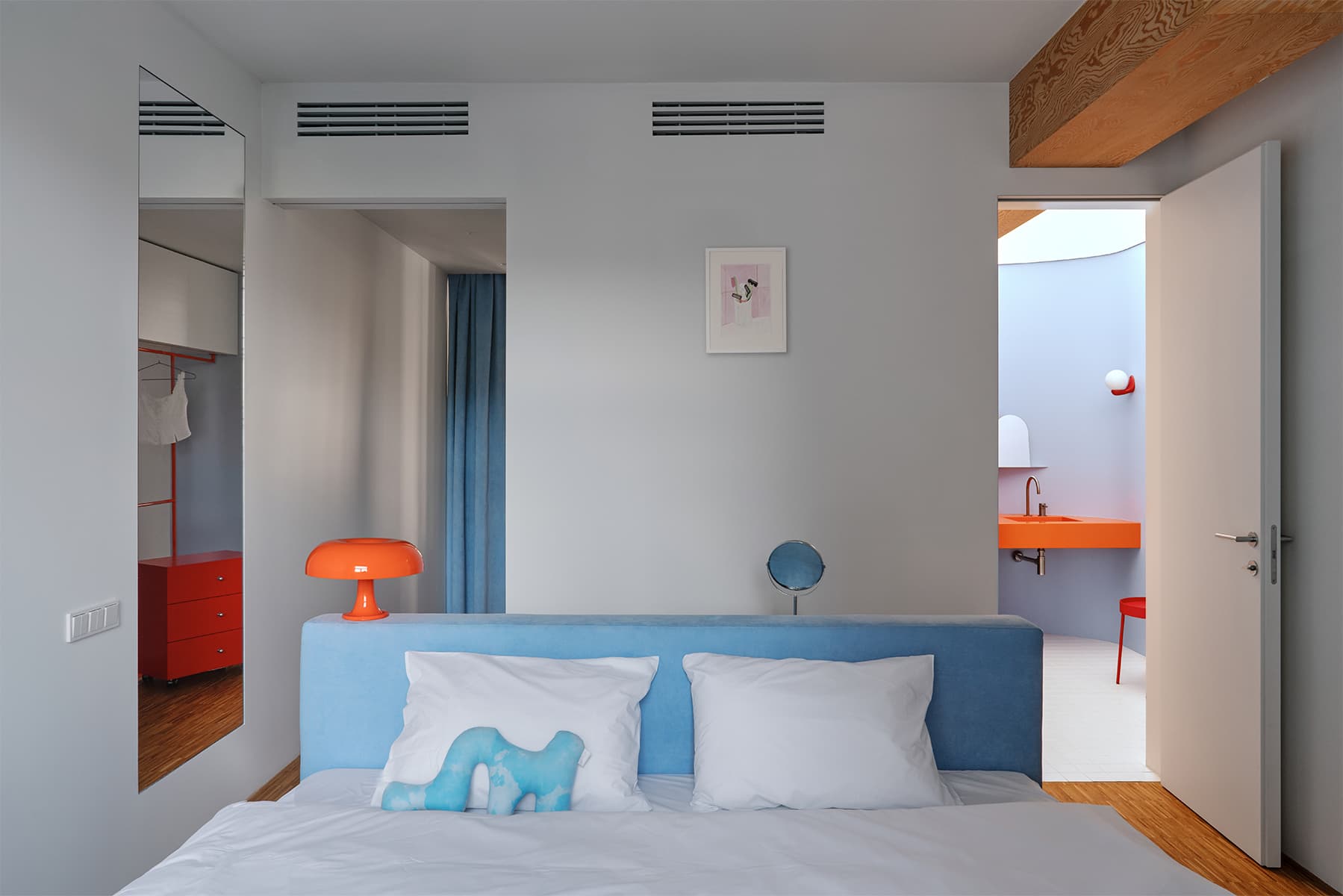 Небесно-голубой мрамор, винтаж и строгая сталь в интерьере квартиры для творческой девушки — проект бюро .dpt