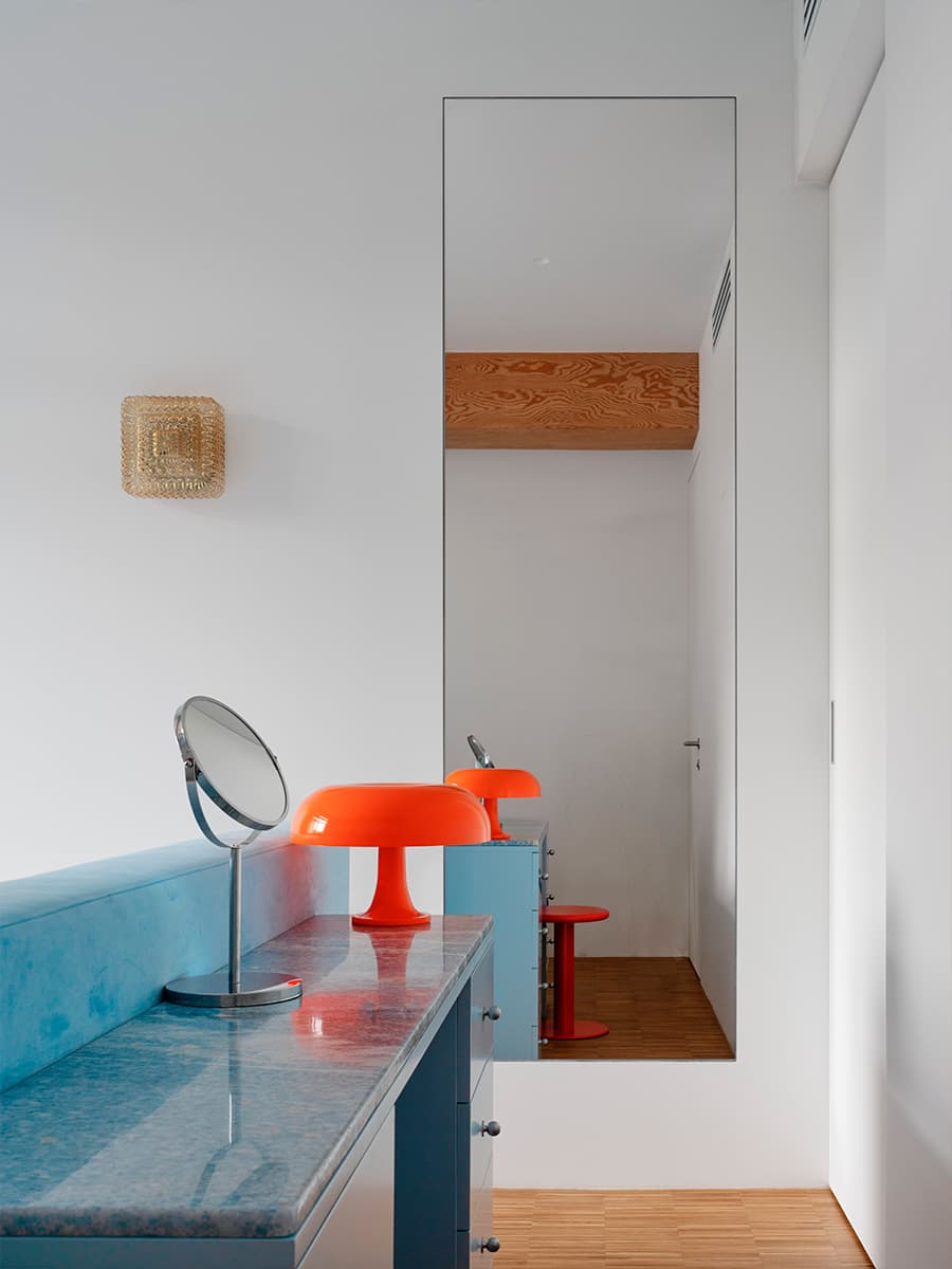 Небесно-голубой мрамор, винтаж и строгая сталь в интерьере квартиры для творческой девушки — проект бюро .dpt