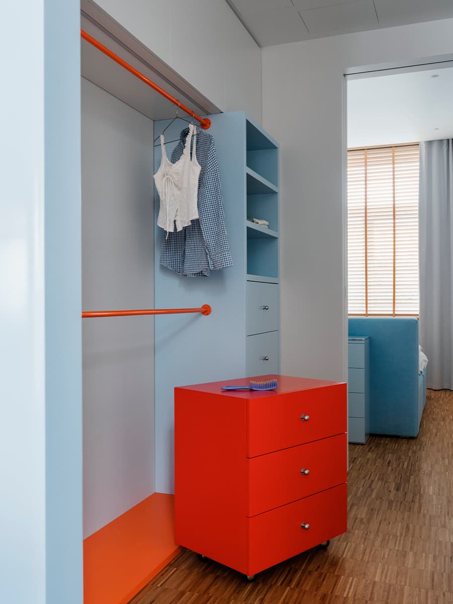 Небесно-голубой мрамор, винтаж и строгая сталь в интерьере квартиры для творческой девушки — проект бюро .dpt