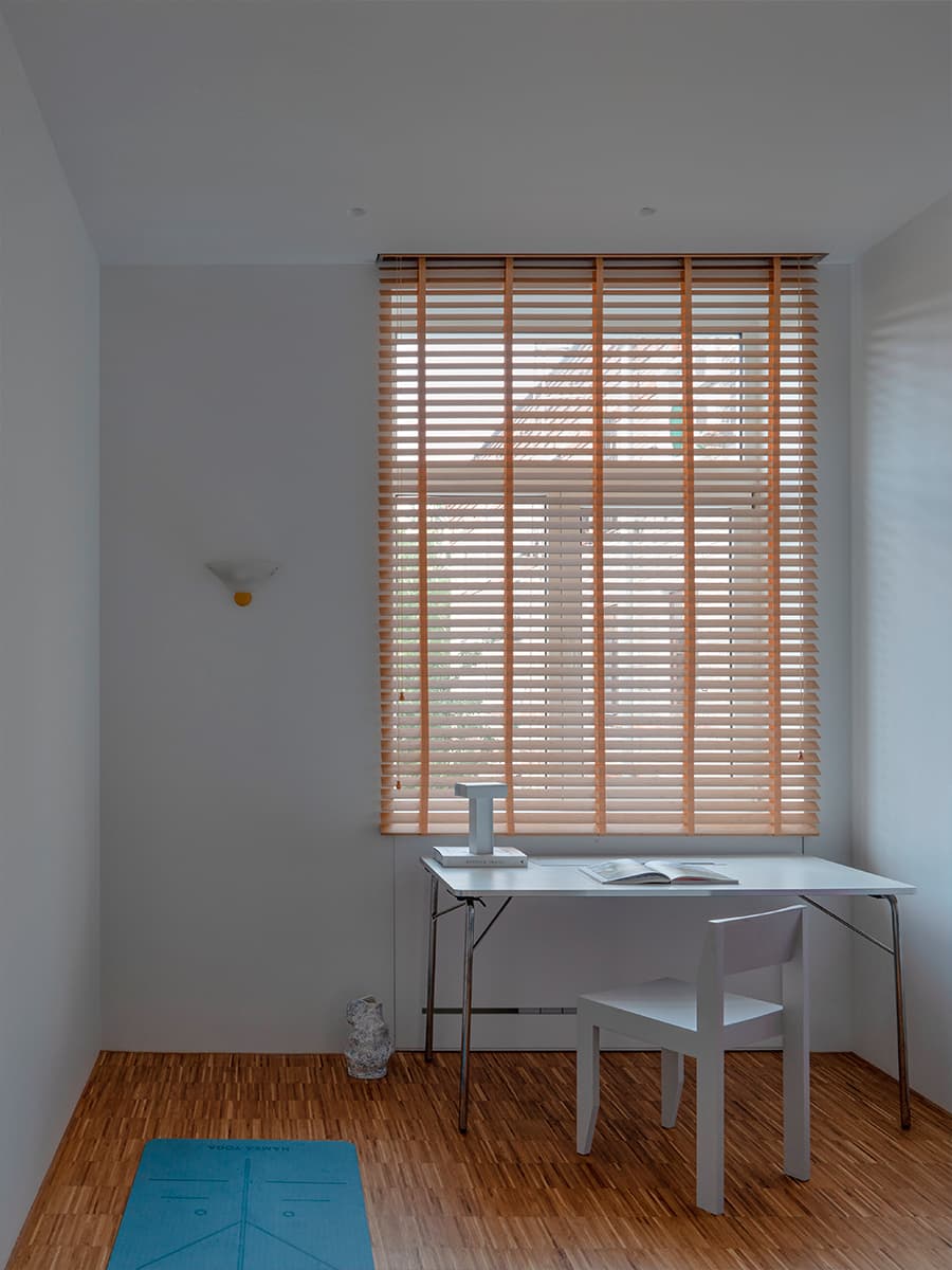 Небесно-голубой мрамор, винтаж и строгая сталь в интерьере квартиры для творческой девушки — проект бюро .dpt