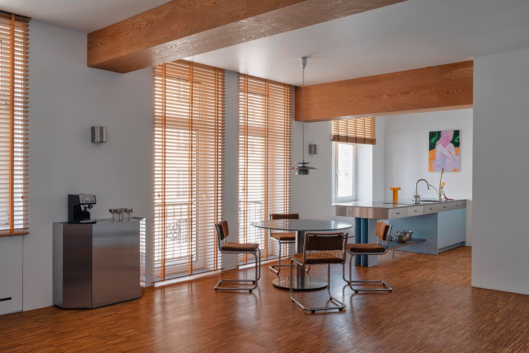 Небесно-голубой мрамор, винтаж и строгая сталь в интерьере квартиры для творческой девушки — проект бюро .dpt