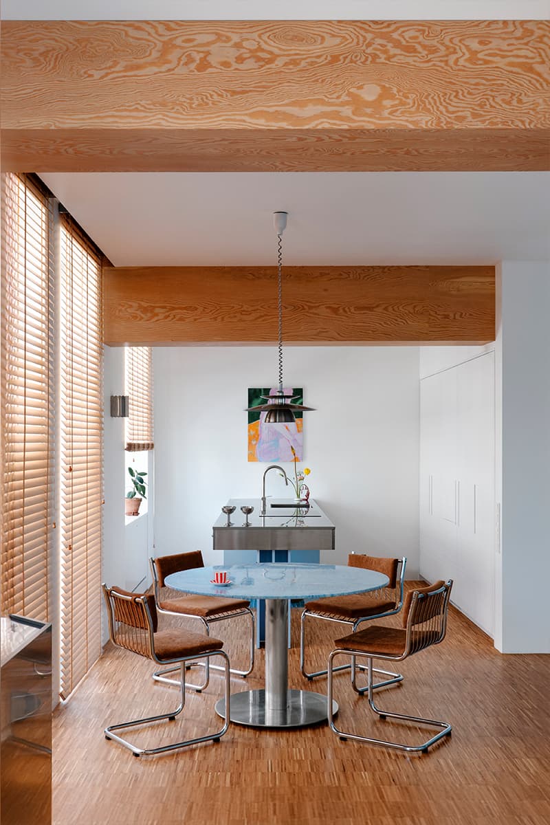 Небесно-голубой мрамор, винтаж и строгая сталь в интерьере квартиры для творческой девушки — проект бюро .dpt