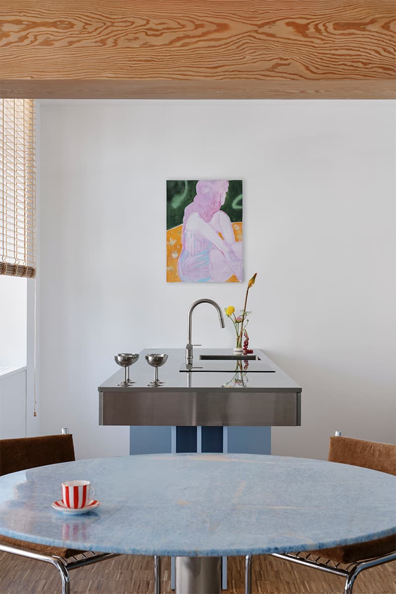 Небесно-голубой мрамор, винтаж и строгая сталь в интерьере квартиры для творческой девушки — проект бюро .dpt