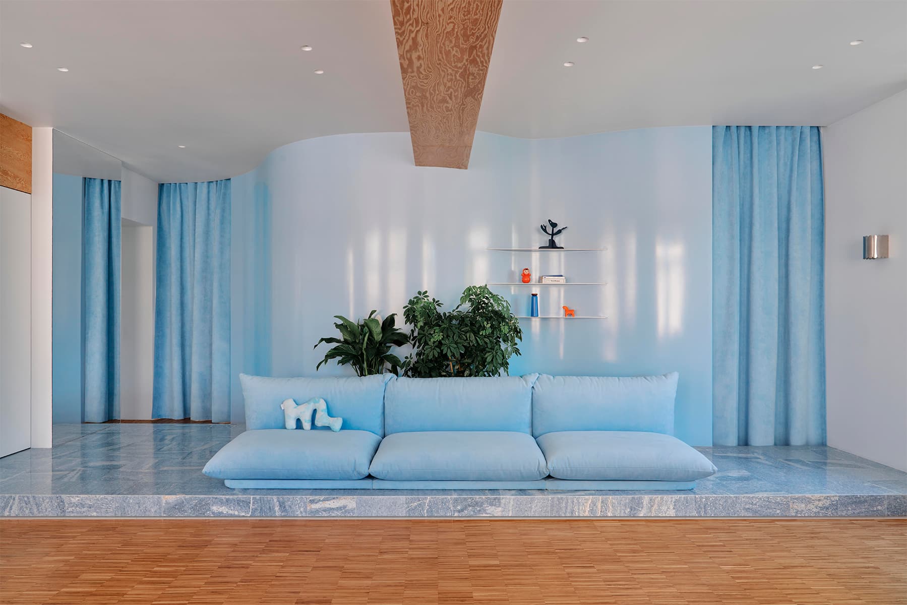 Небесно-голубой мрамор, винтаж и строгая сталь в интерьере квартиры для творческой девушки — проект бюро .dpt