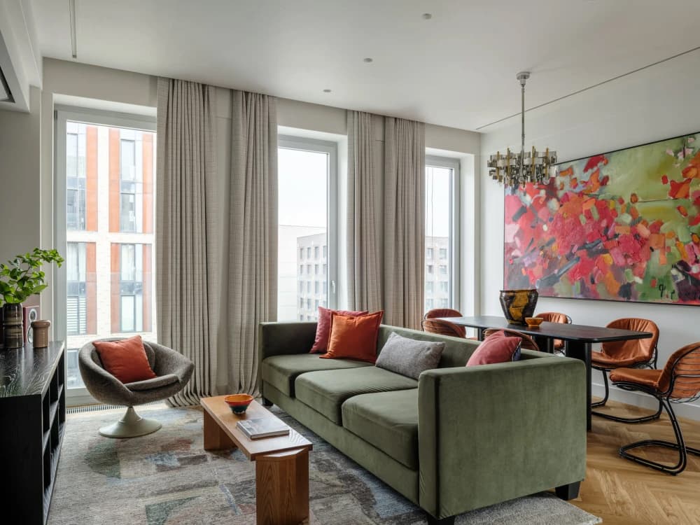 Изящный винтаж, стеклоблоки и акцентное искусство в интерьере московской квартиры — проект Анны Розовой и Евгении Михайловой